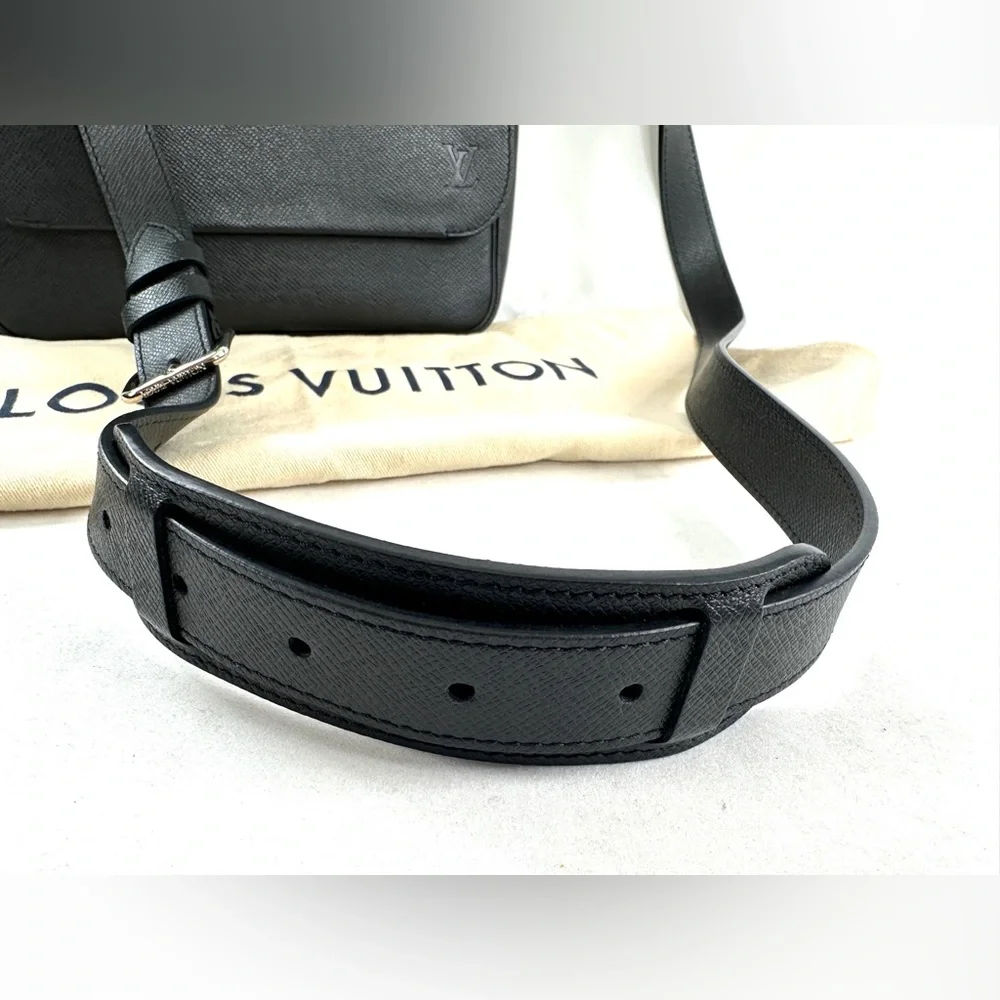 Louis Vuitton District PM Black Taiga Messenger Crossbody Shoulder Bag Dust Bag